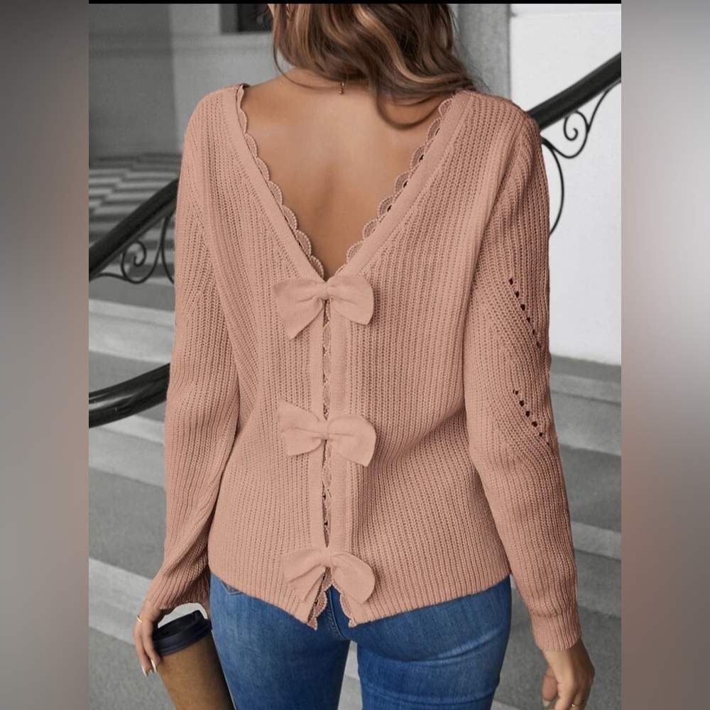 Light pink sweater bow in the back